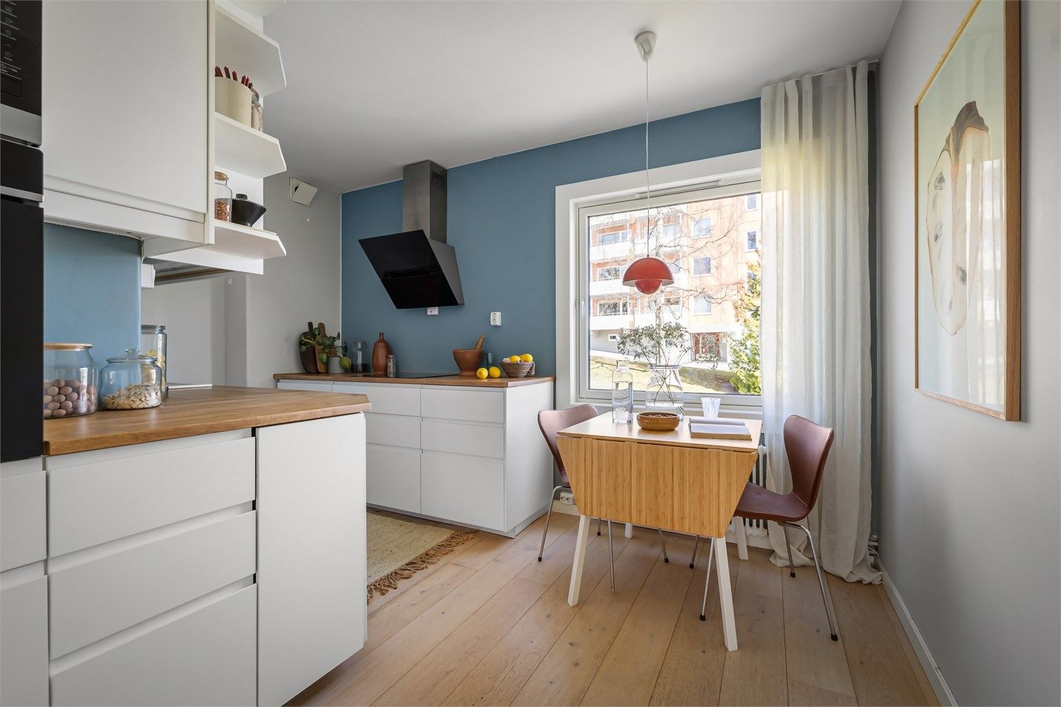 Kjøkkeninnredning fra Ikea med hvite, glatte fronter og benkeplate i tre (nylig pusset/oljet)