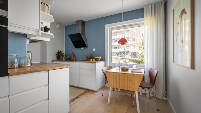 Kjøkkeninnredning fra Ikea med hvite, glatte fronter og benkeplate i tre (nylig pusset/oljet)