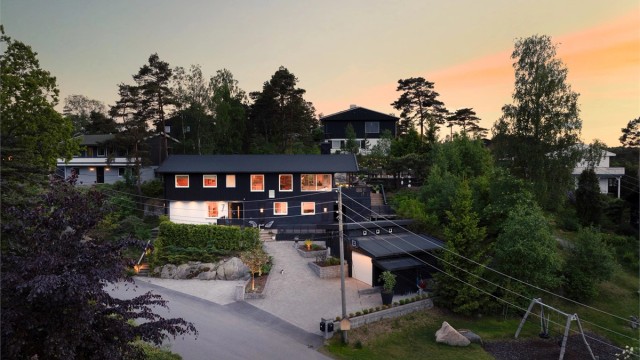 Jaktveien 7 presenteres av Kenneth Graarud Olsen i Krogsveen. Boligen ble renovert og betydelig påkostet i 2018. Utleid hybel inngår i underetasjen. Fotograf; Kristoffer Kristiansen.
