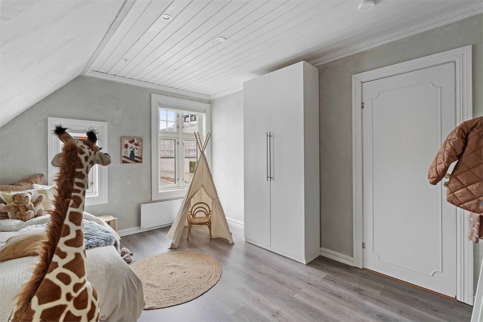 Soverommet har god plass til garderobeskap.