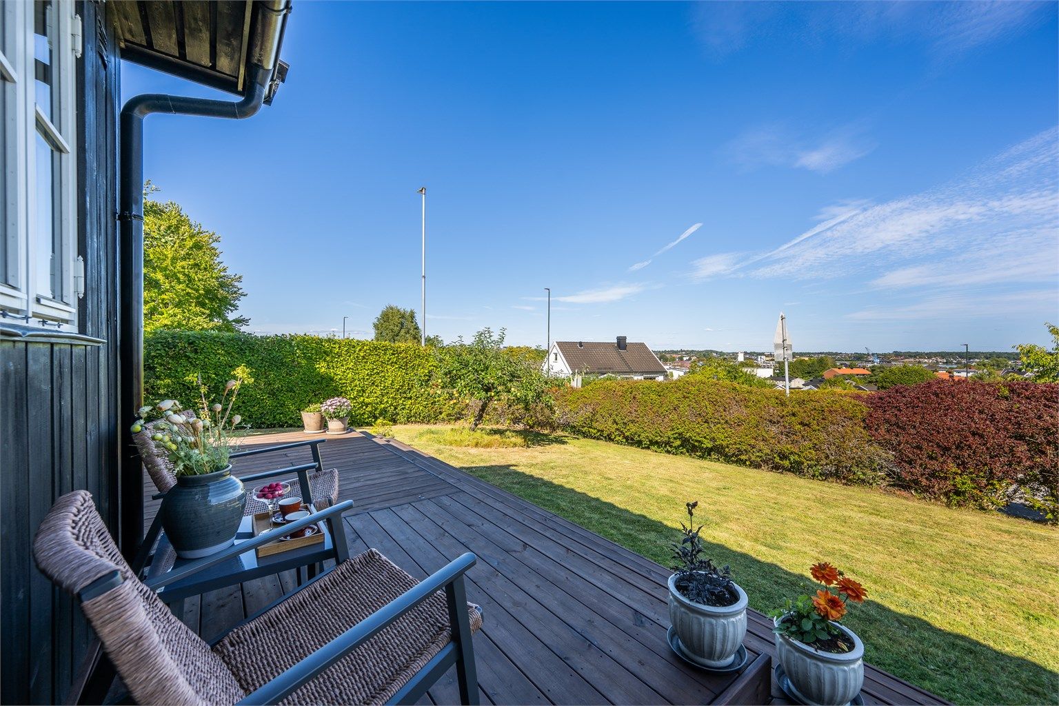 Fra eiendommen er det utsyn over nærområdet.
