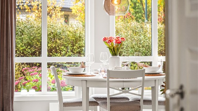Store vindusflater, uten innsyn og rikelig med dagslysinnslipp.