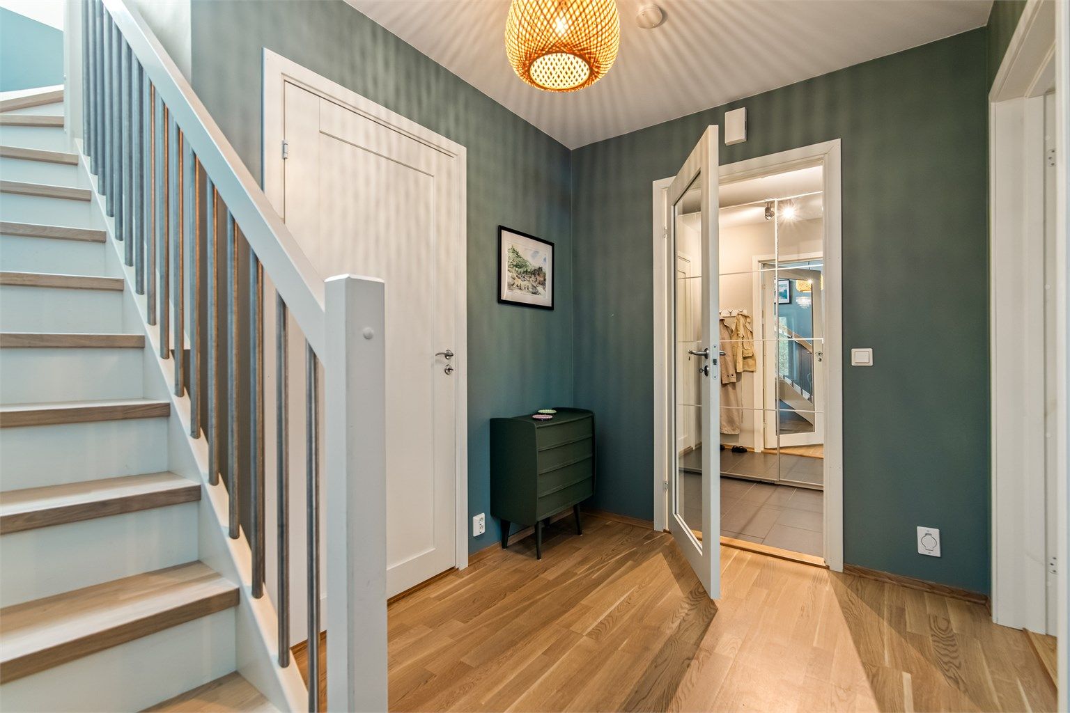 En pen glassdør mellom entré og hall.
