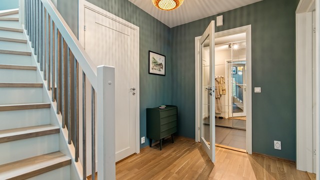 En pen glassdør mellom entré og hall.
