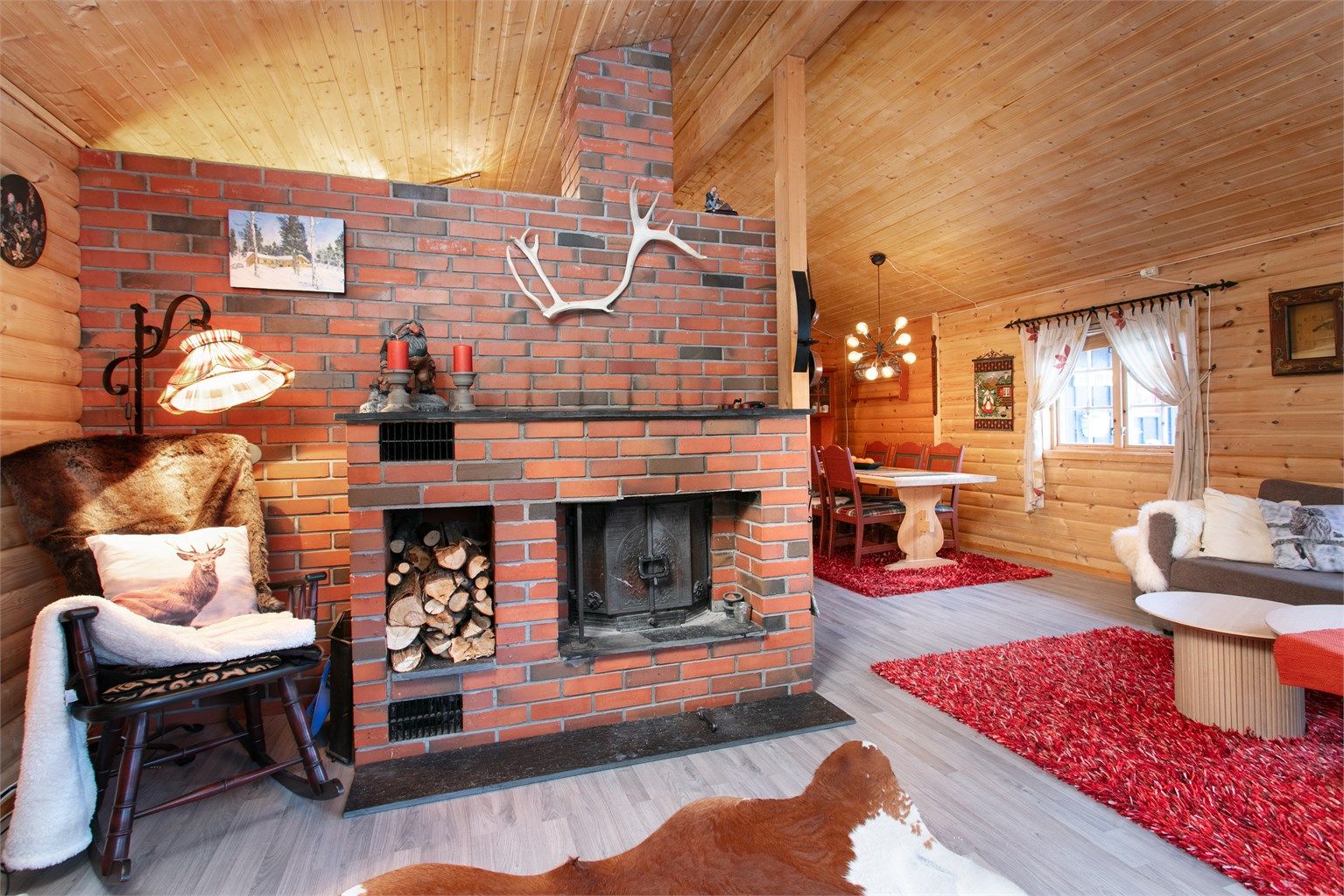 Flott murt peis med innsats i stuen 