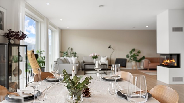 Spiseplassen ligger sentralt plassert mellom kjøkkenet og stuen