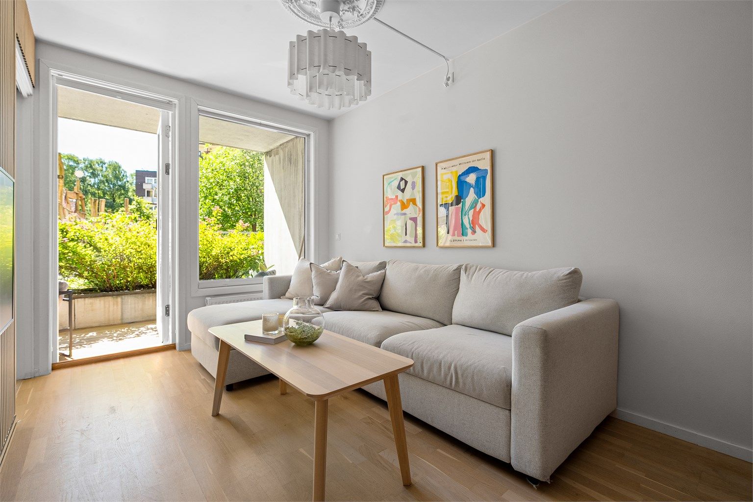 I stuen er det plass til sofagruppe med tilhørende salongbord.