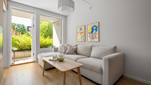 I stuen er det plass til sofagruppe med tilhørende salongbord.
