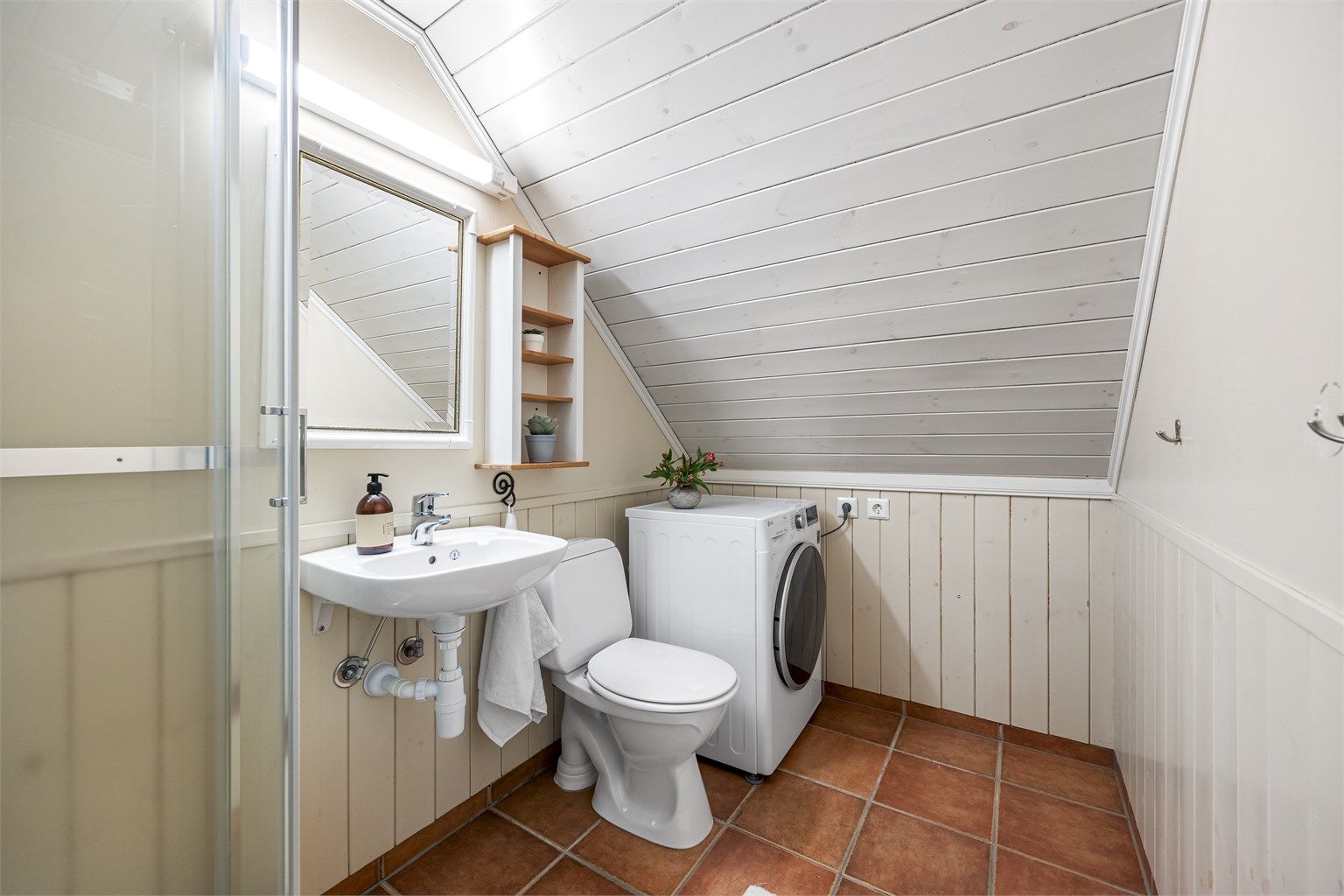 Bad nr. 2 på loftsetasjen har opplegg til vaskemaskin, dusj, toalett og vask. 