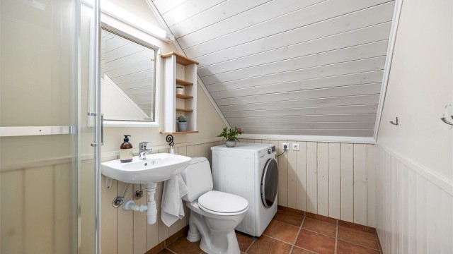 Bad nr. 2 på loftsetasjen har opplegg til vaskemaskin, dusj, toalett og vask.