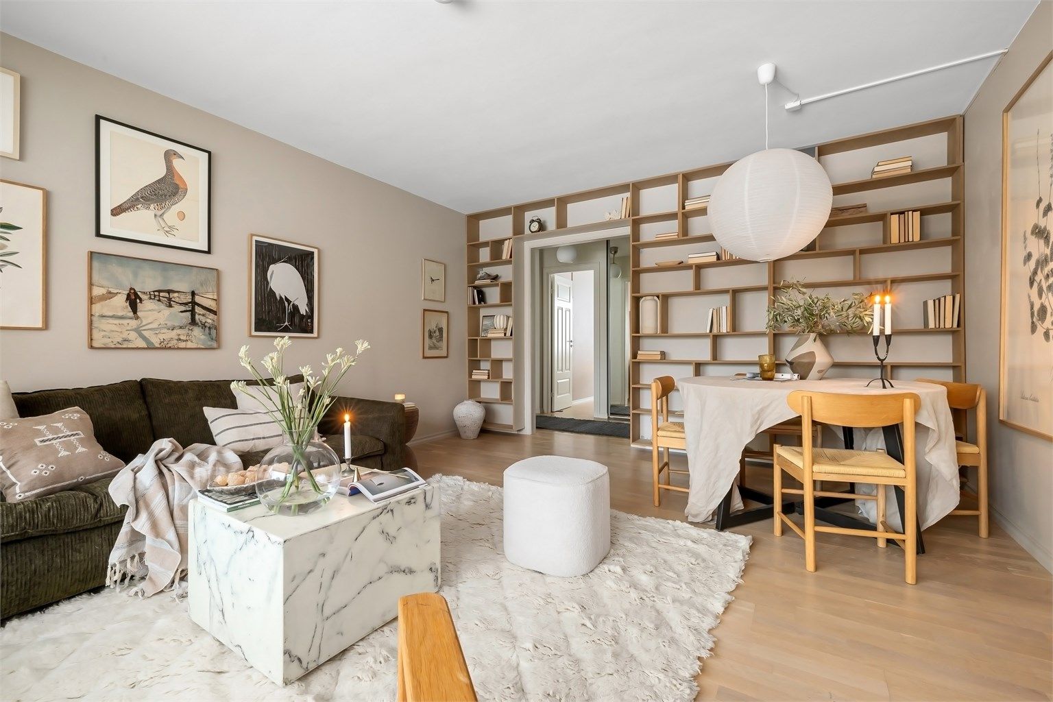 Romslig stue med plass til sofagruppe, spisegruppe og tv-møblement