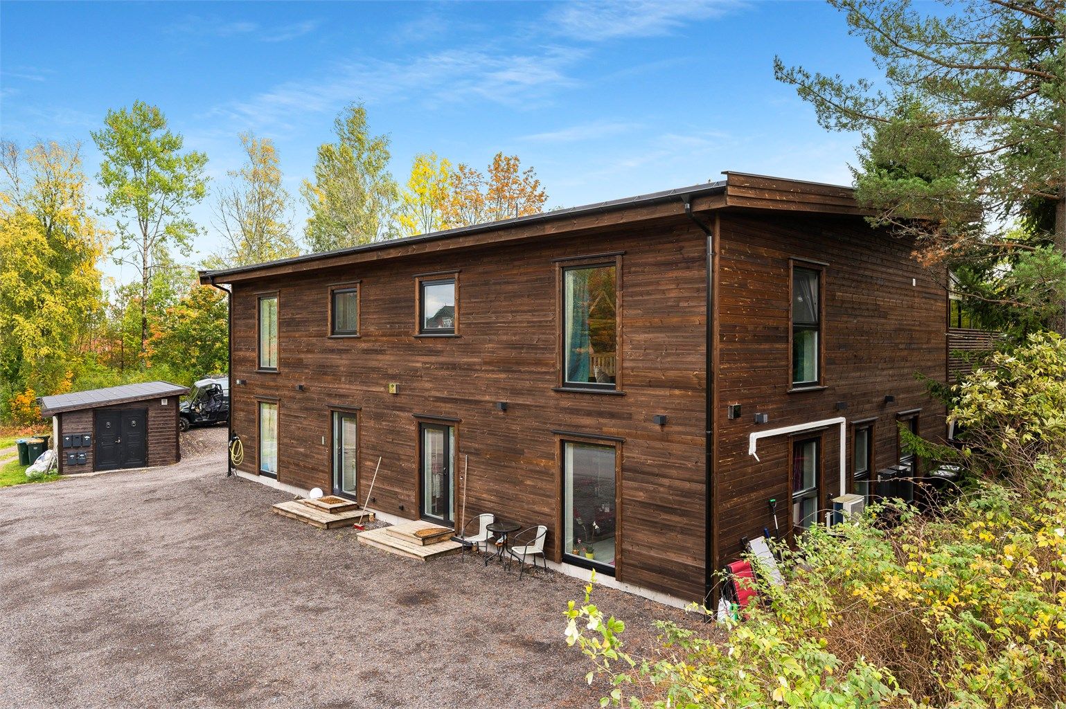 Boligen er horisontaldelt med hoveddelen i 2. etasje. Sokkeletasjen består av en leilighet og en hybel (mangler tilknytning til hoveddel) Fotograf: Kristian Bollæren ved Fotofinish