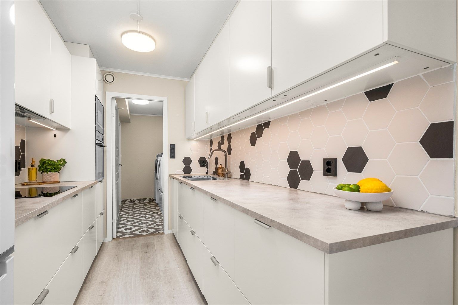 Nydelig IKEA-kjøkken fra 2021 med integrert stekeovn, mikrobølgeovn, platetopp og oppvaskmaskin.