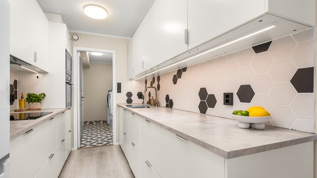 Nydelig IKEA-kjøkken fra 2021 med integrert stekeovn, mikrobølgeovn, platetopp og oppvaskmaskin.