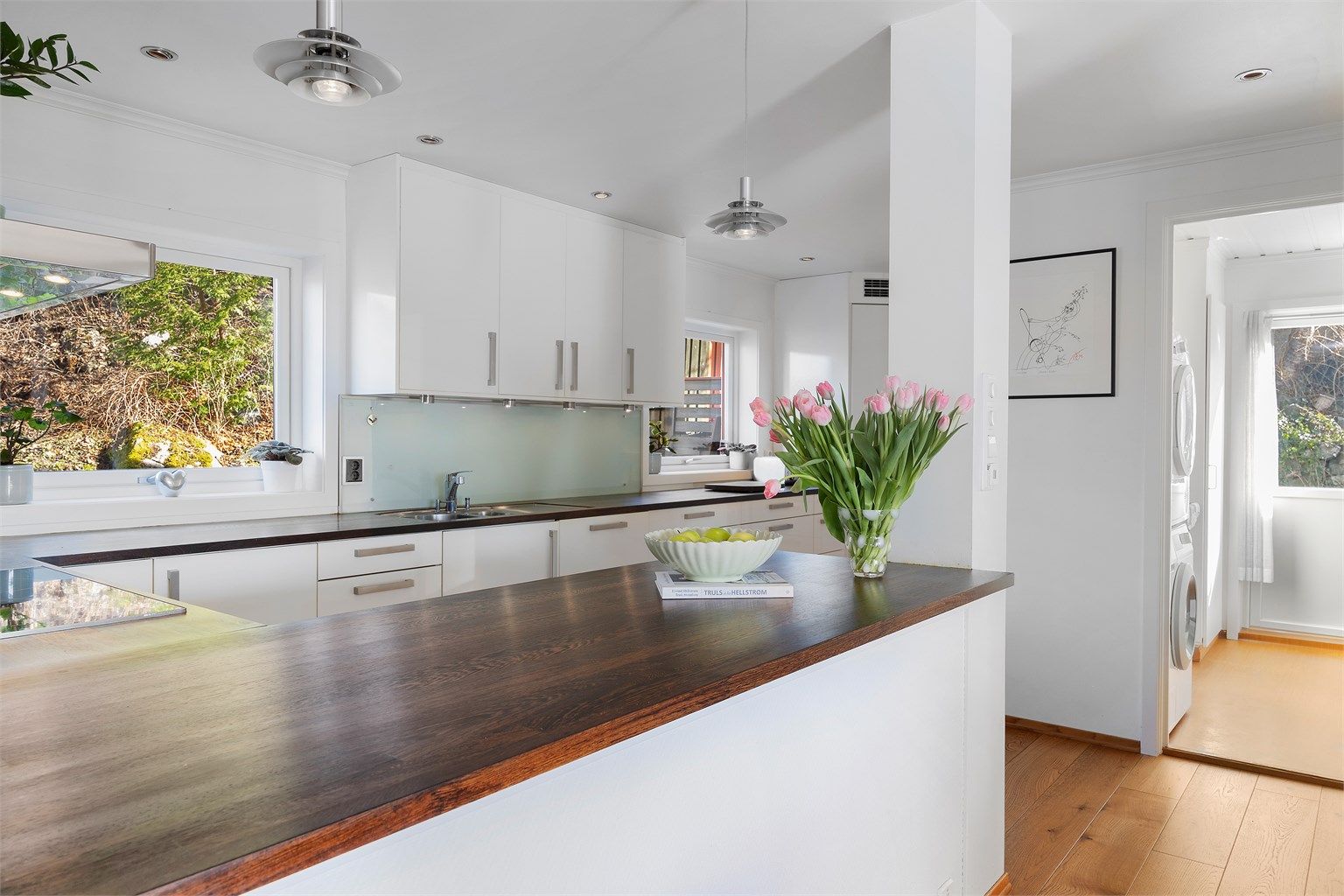 Fra kjøkkenet er det enkel adkomst til det separate vaskerommet.