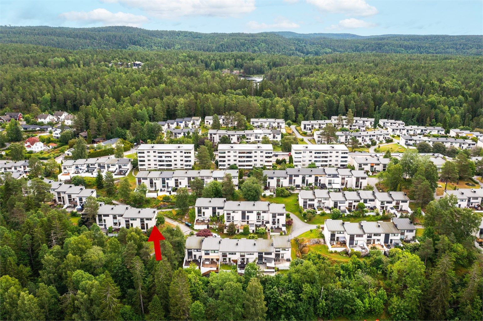 Boligfeltet ble utbygd i perioden 1964-68 etter tegninger av arkitekt Bengt Espen Knutsen, og ble i 1969 belønnet med Sundts pris for arkitektonisk fremragende privatbygninger i Oslo.
Foto: Martine Eren Jacobsen
