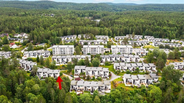 Boligfeltet ble utbygd i perioden 1964-68 etter tegninger av arkitekt Bengt Espen Knutsen, og ble i 1969 belønnet med Sundts pris for arkitektonisk fremragende privatbygninger i Oslo.
Foto: Martine Eren Jacobsen