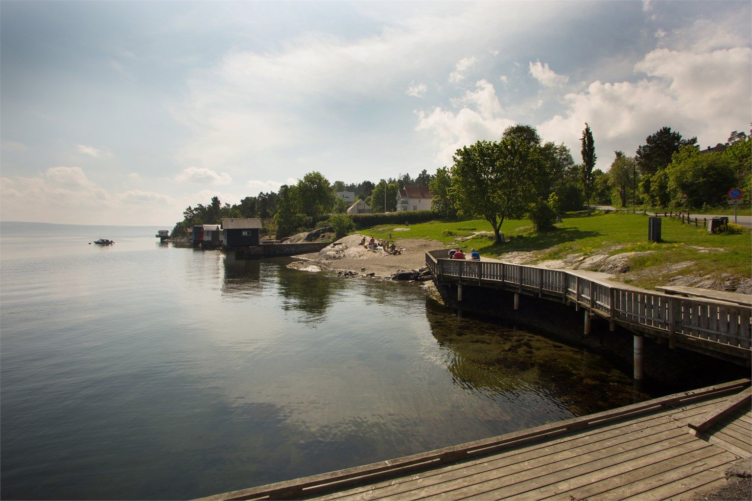 Nyt sommerdagene ved sjøen med flere flotte badestrender og idylliske badeplasser innen kort avstand