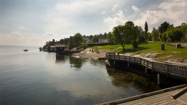 Nyt sommerdagene ved sjøen med flere flotte badestrender og idylliske badeplasser innen kort avstand