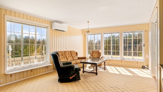 I stua kan du slappe av og samtidig nyte utsikten mot Valle og sjøen.