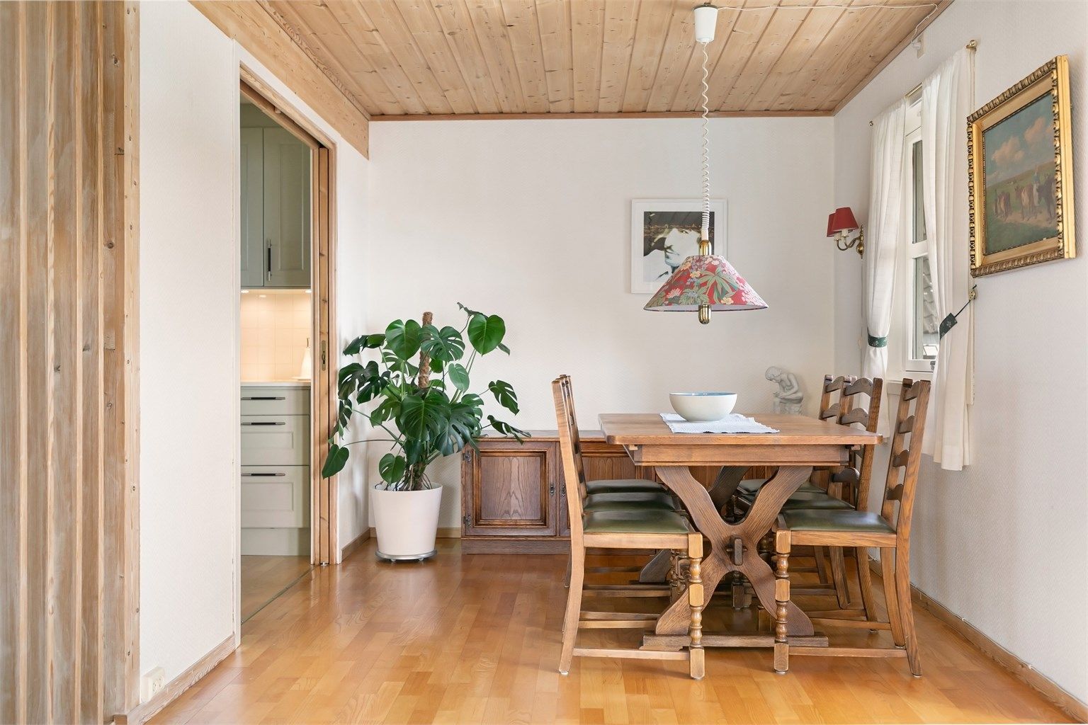 Spisestuen fungerer som et bindeledd mellom kjøkken og stue, med plass til et stort spisebord.