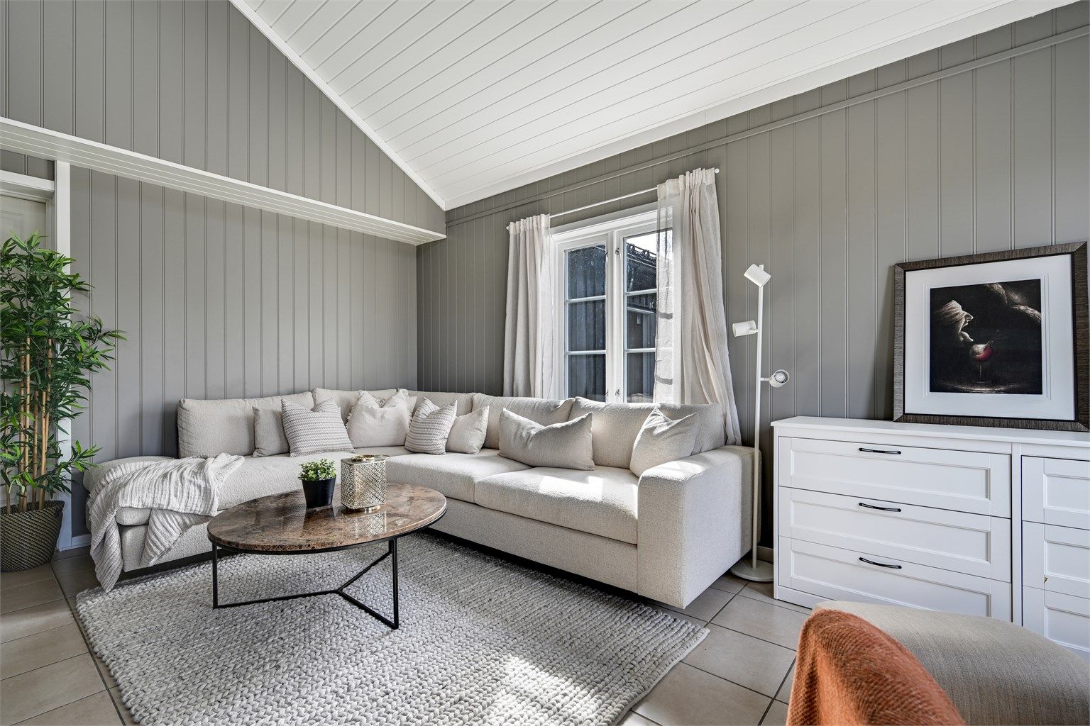 Rommet har god plass til en romslig sofagruppe.
