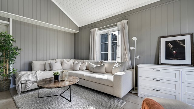 Rommet har god plass til en romslig sofagruppe.
