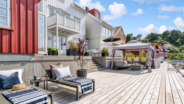 Stor og fin brygge med plass for solsenger, spisebord og loungegrupper