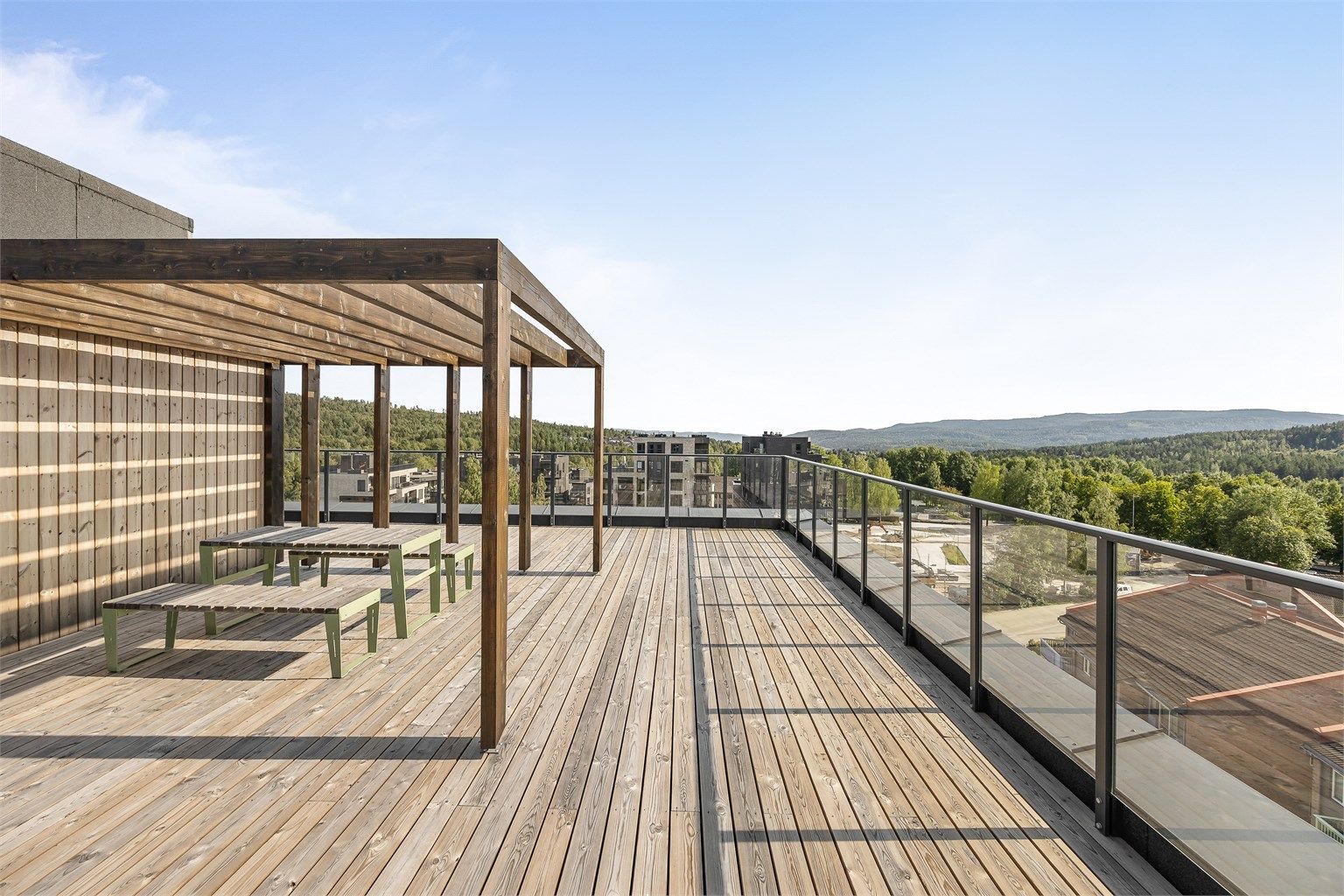 Beboere har tilgang til en felles takterrasse med flott utsikt.
