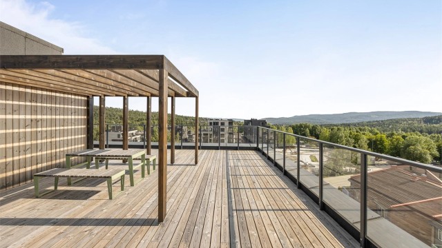 Beboere har tilgang til en felles takterrasse med flott utsikt.