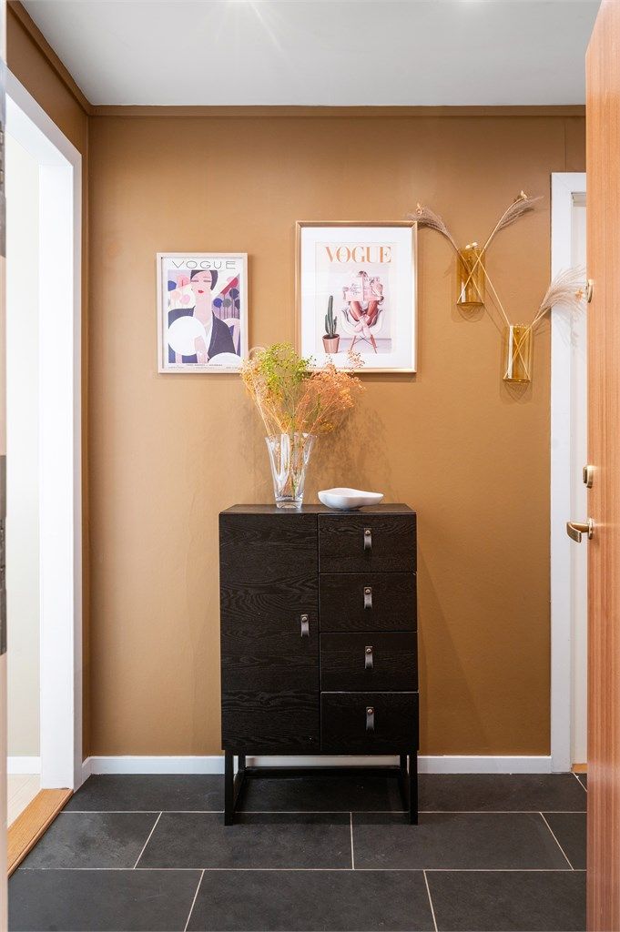 Gulvet i entréen er praktisk belagt med fliser, som er praktisk i vinterhalvåret.