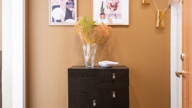 Gulvet i entréen er praktisk belagt med fliser, som er praktisk i vinterhalvåret.