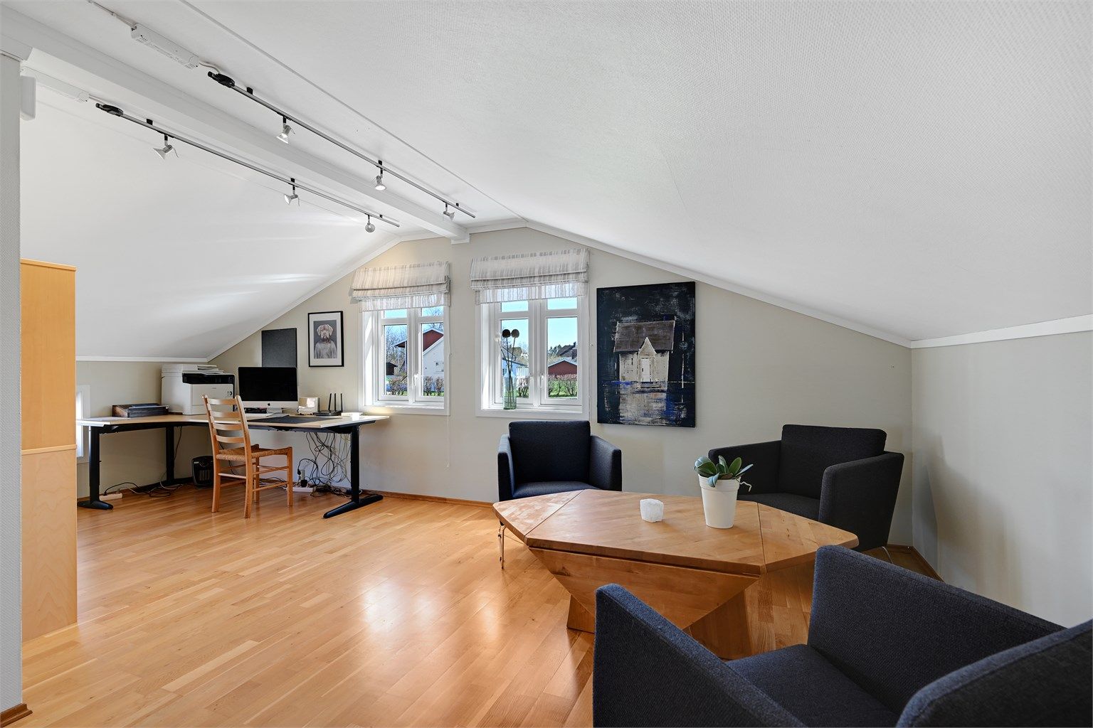 Loftsetasjen i den store garasjen er isolert og innredet, og har tidligere vært benyttet som kontor. (Ikke godkjent til varig opphold).