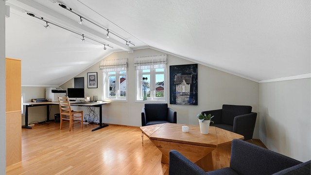 Loftsetasjen i den store garasjen er isolert og innredet, og har tidligere vært benyttet som kontor. (Ikke godkjent til varig opphold).