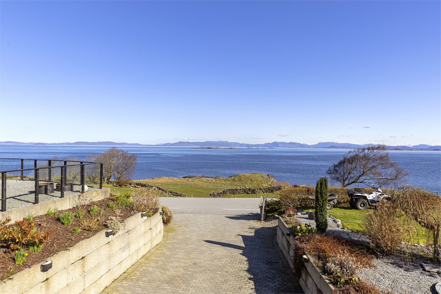 Eiendommen ligger i et område med spredt bebyggelse og mye natur.