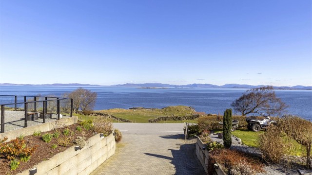 Eiendommen ligger i et område med spredt bebyggelse og mye natur.