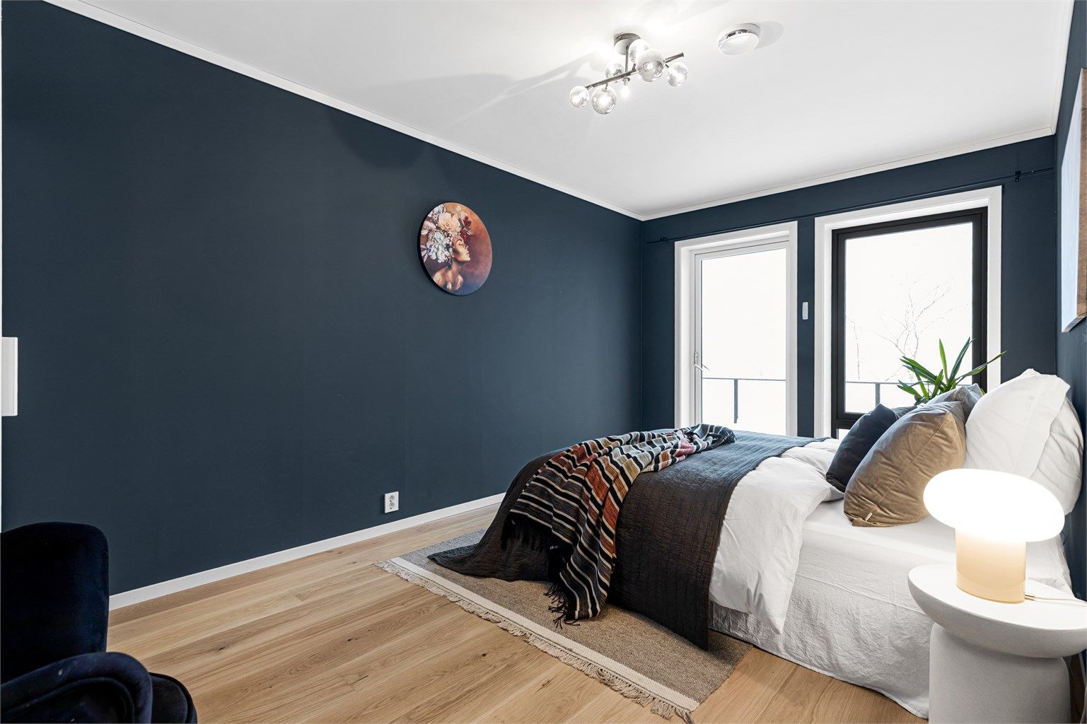 I underetasjen er det 3 soverom. Hovedsoverommet har god plass til dobbeltseng med nattbord på hver side og garderobeskap. Herfra er det utgang til terrassen.