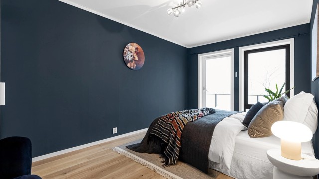 I underetasjen er det 3 soverom. Hovedsoverommet har god plass til dobbeltseng med nattbord på hver side og garderobeskap. Herfra er det utgang til terrassen.