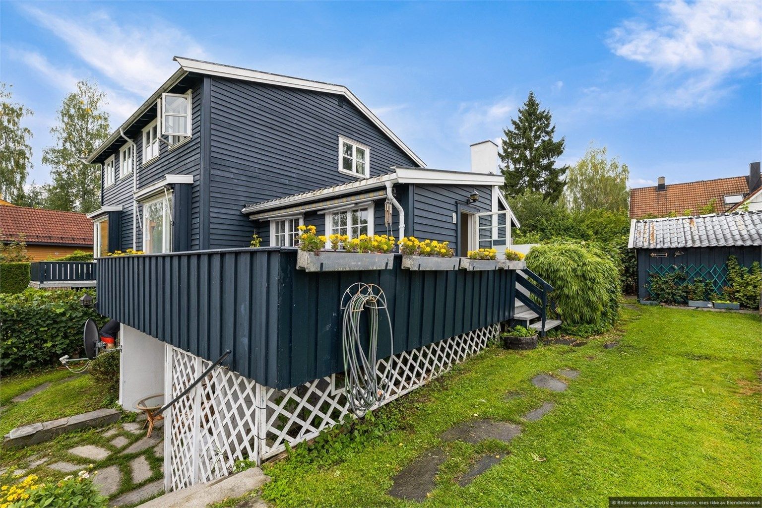 Eiendommen har en stor og pent opparbeidet hage med gode solforhold.