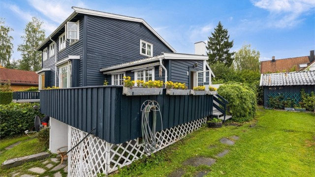 Eiendommen har en stor og pent opparbeidet hage med gode solforhold.