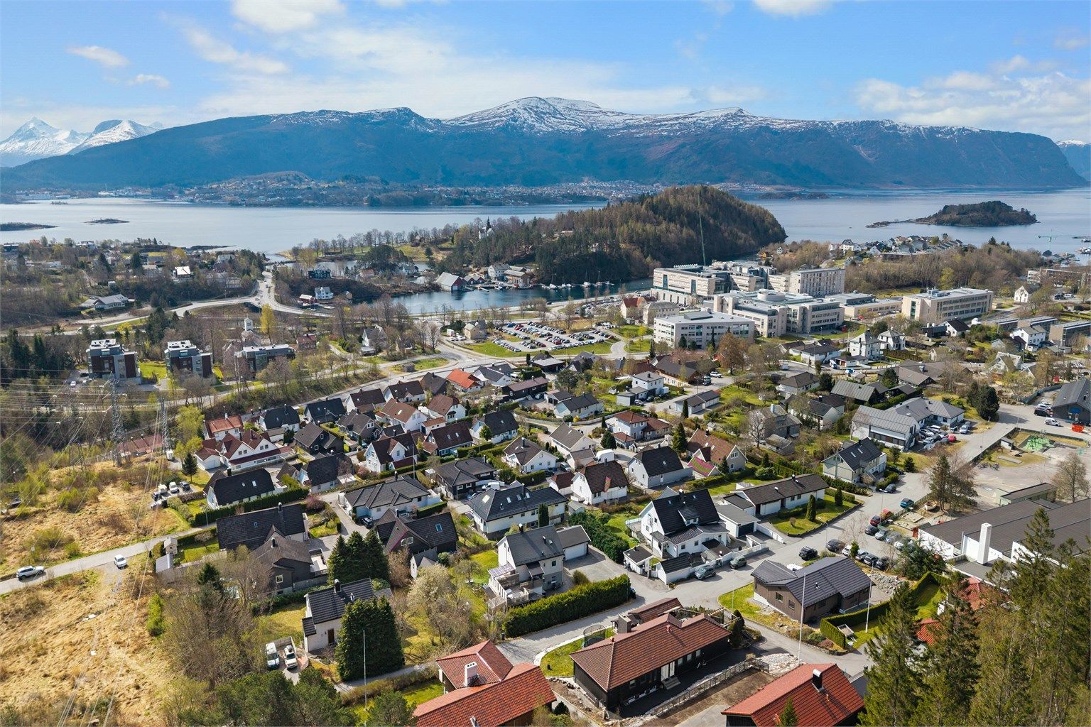 Fra Nørvegjerdet er det kort vei til dagligvarebutikk på Spar Larsgården og busstopp med hyppige avganger i retning både mot bysentrum og Moa