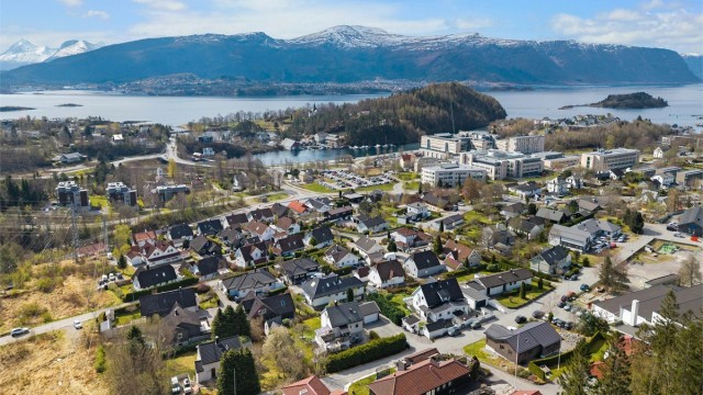Fra Nørvegjerdet er det kort vei til dagligvarebutikk på Spar Larsgården og busstopp med hyppige avganger i retning både mot bysentrum og Moa