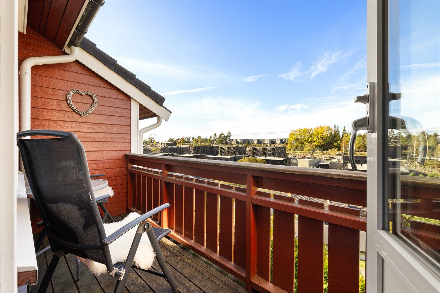 Uteplasser både foran og bak gir tilgang til solen fra morgen til kveld. På balkongen er det sommerstid sol allerede fra rundt kl. 13, helt frem til rundt kl. 22.