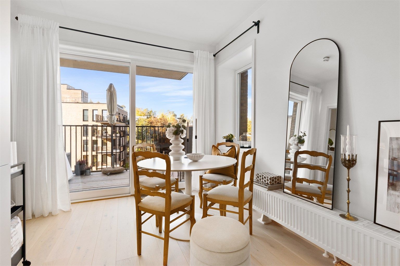 God plass til spisebord ved de store vindusflatene og skyvedøren ut til den sydvendte balkongen.