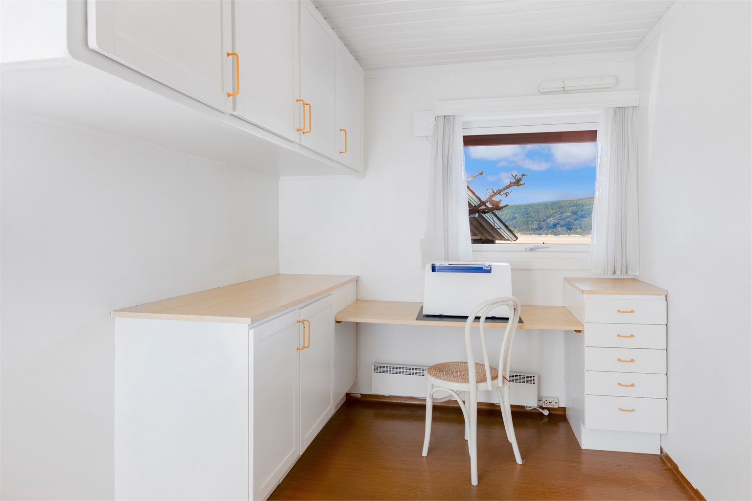 Et lyst og anvendelig rom, perfekt som hjemmekontor eller hobbyrom.