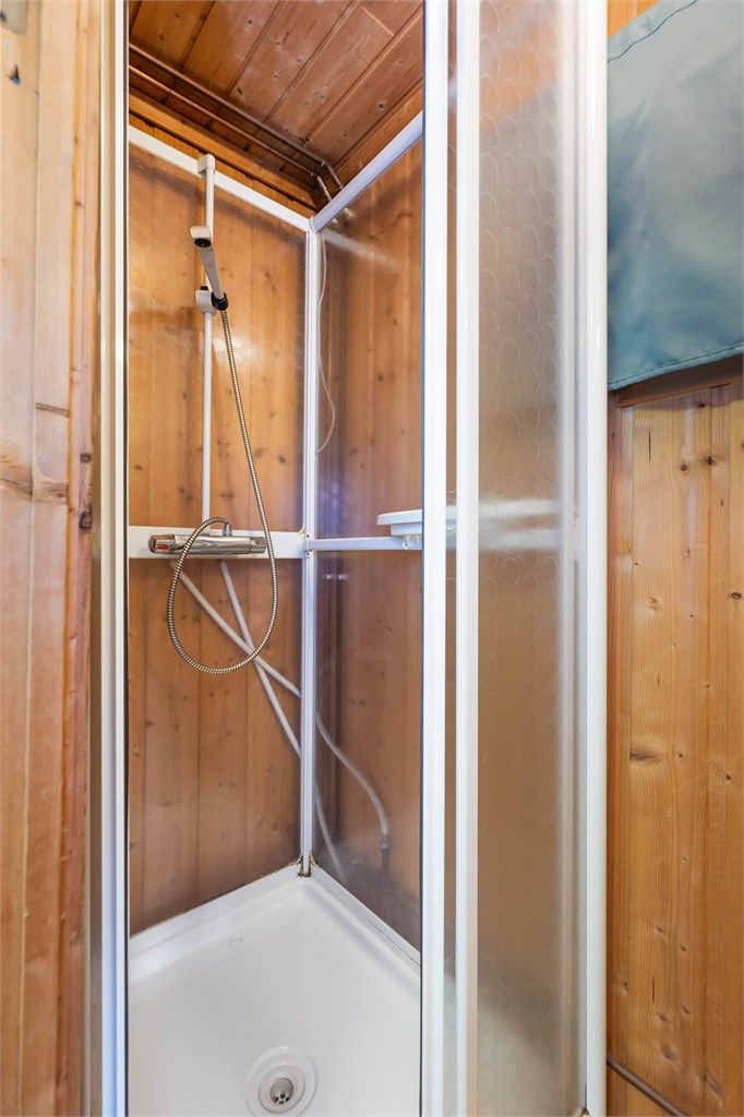 Praktisk dusjkabinett på badet.