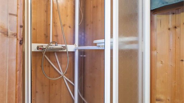 Praktisk dusjkabinett på badet.