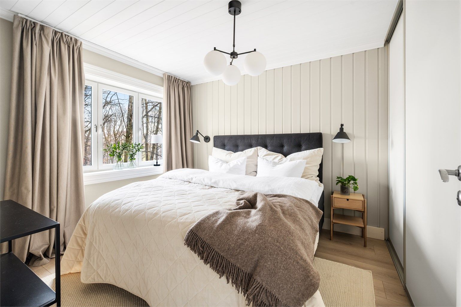 Soverommet vender mot den rolige parken og har god plass til dobbeltseng og garderobeløsning.