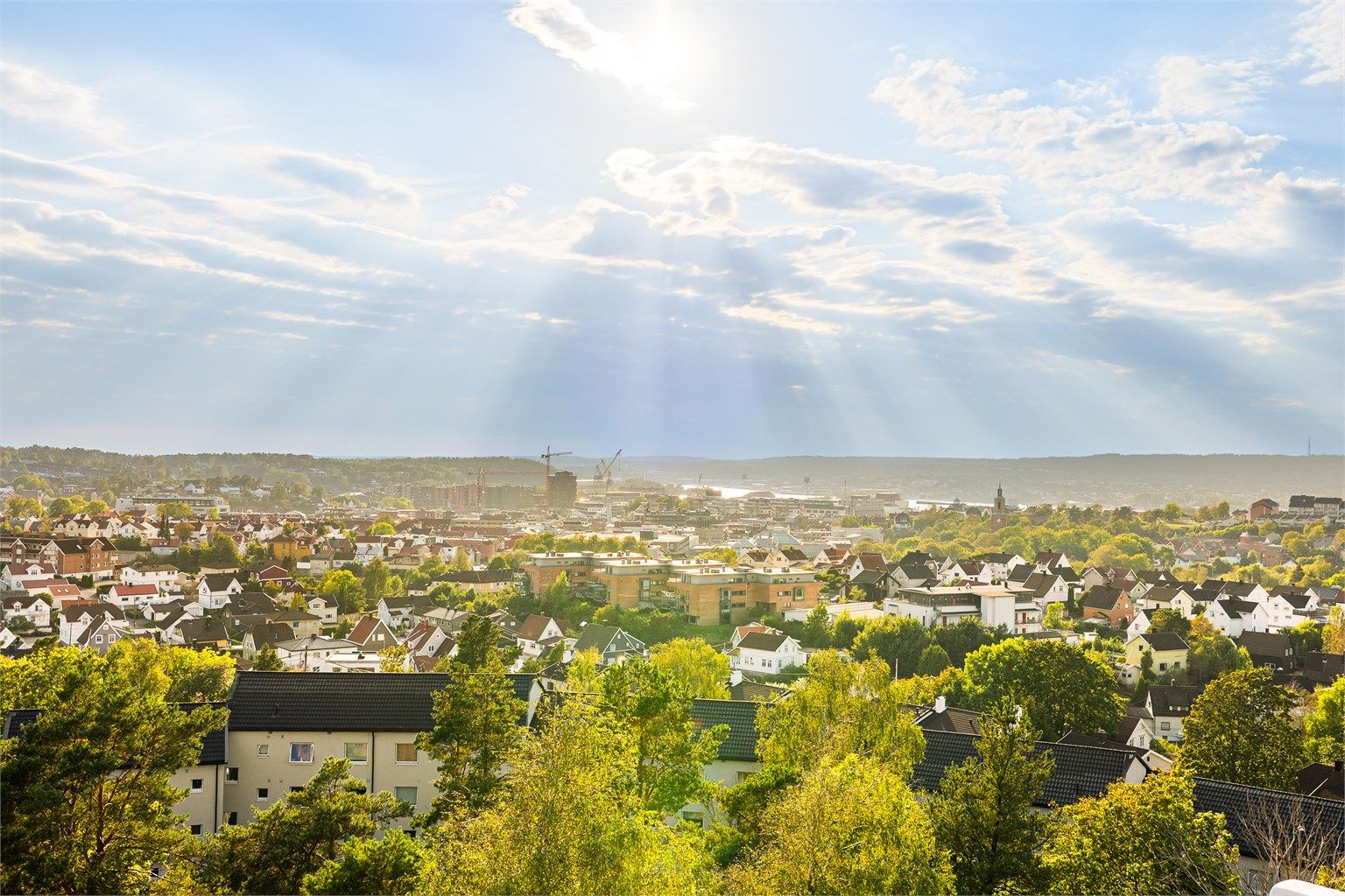 Enestående utsikt over byen mot Kråkerøy og gløtt av Vesterelven.