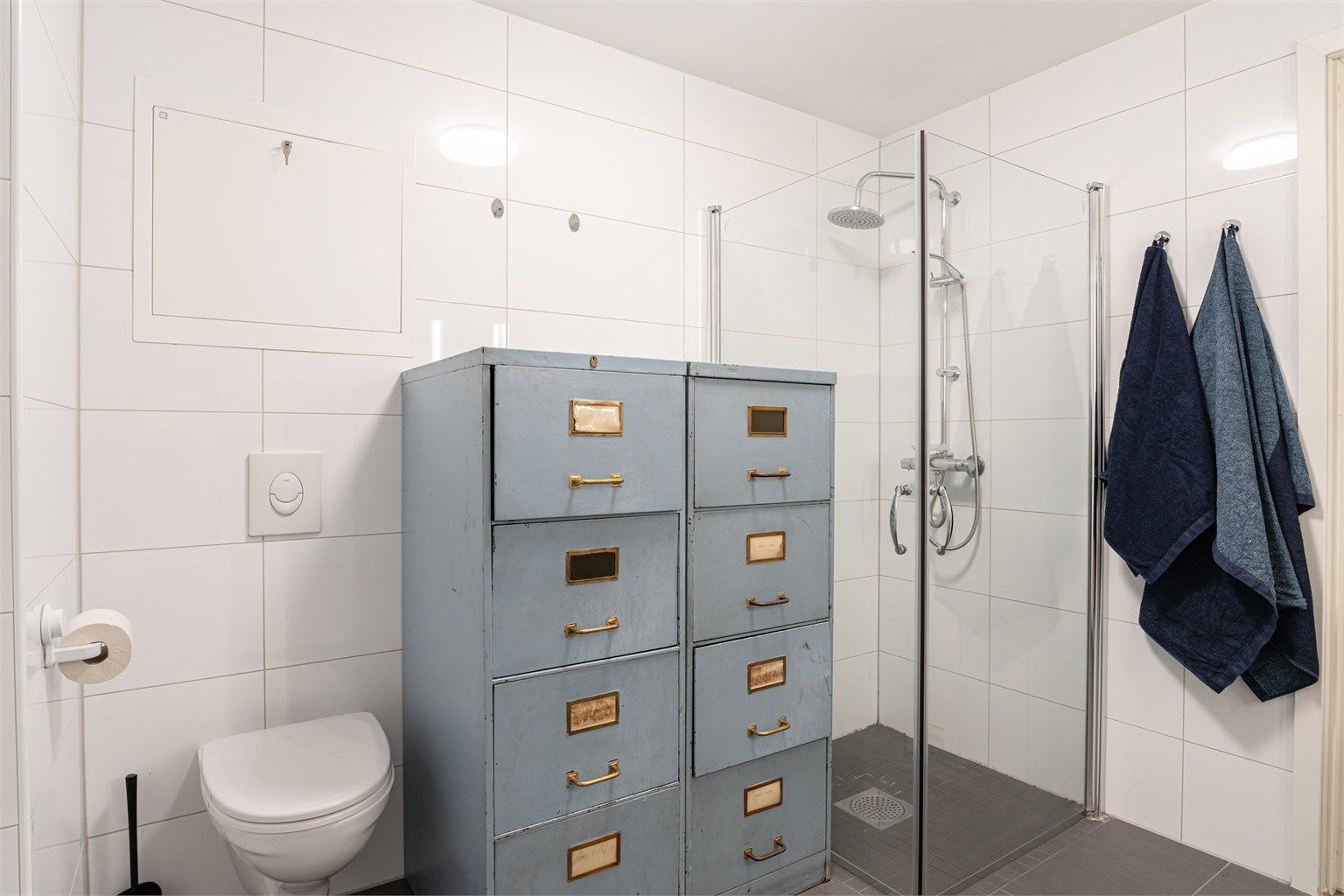 Baderommet er fra 2013 og har flislagt gulv med varme og flislagte vegger. Det er vegghengt toalett, dusjhjørne med glassdører og ett-greps armatur med dusjhode samt hånddusj.